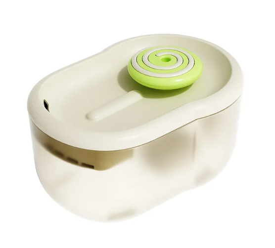 Automatic pet water fountain in white
